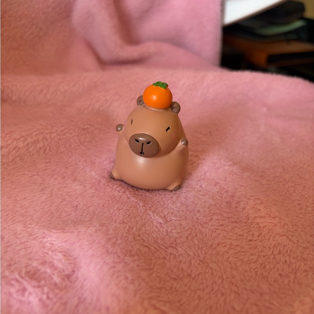 Small capybara vinyl figure